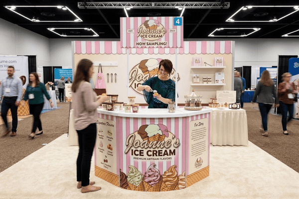 製品の展示・デモンストレーション台として（中央配置）